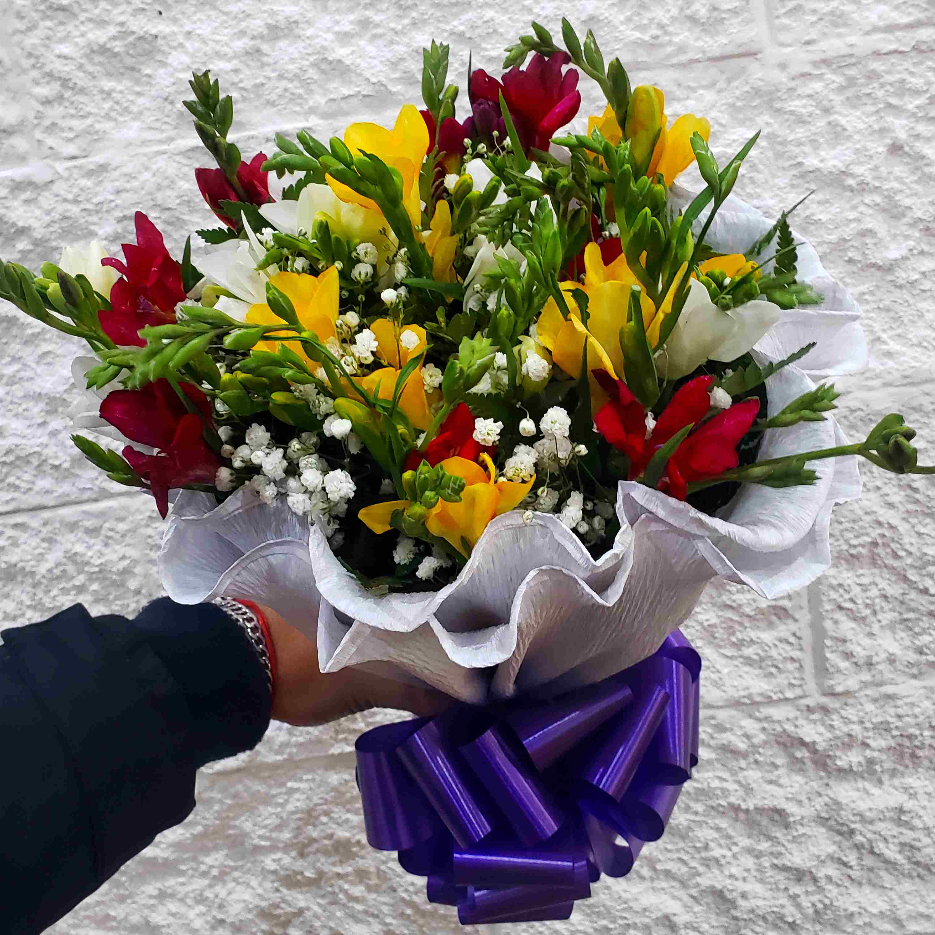Envio y venta de flores ,rosas, plantas,arreglos florales ,regalos y desayunos a domicilio con delivery gratis en la Ciudad Autonoma de Buenos Aires y con costo de env�o en localidades del Gran Buenos Aires asi como delivery de flores y plantas a trav�s de florerias asociadas en todas las provincias de la Argentina, Buenos Aires, la Pampa, Tucuman, La Rioja, R�o Negro, Entre Rios, Corrientes, Misiones, Neuquen, Chubut, Tierra del Fuego, Santa Cruz, San Luis, Mendoza, Cordoba, Jujuy, Formosa, Santiago del Estero, Salta, Chaco, Catamarca ,San Juan, y ademas realizamos el delivery de flores ,coronas,palmas , plantas y regalos a todas las ciudades de Argentina, Mar del Plata, C�rdoba, Buenos Aires, con cargo en Santa Rosa, La Plata, Bella Vista, Neuquen, Pilar, Paran�, Posadas, Resistencia, Cipolleti y mas de 300 ciudades y localidades en todo el territorio de nuestro pa�s, asi como tambien tenemos la posibilidad de enviar flores a casi todo el mundo en cuestion de horas